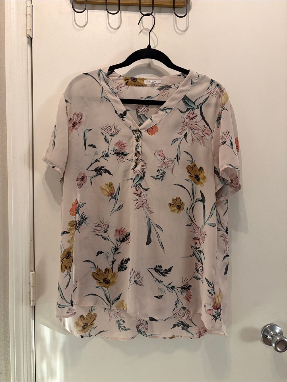 Maurices Women’s Floral V-Neck Short Sleeve Blouse - Creme Size XL